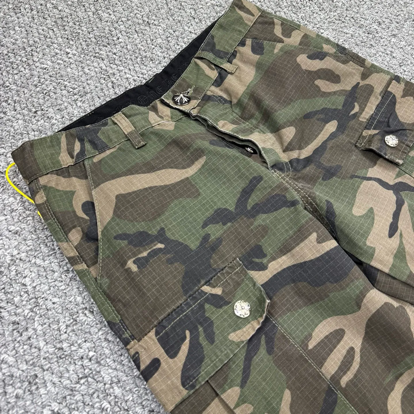 P260 Style number: H855 Chrome Hearts & Chrome Hearts new silver camouflage three-dimensional pocket overalls, original customized fabric, the same high-end simple and loose version as the Internet celebrity star, with multiple embroidered letter LOGO designs, very high-end and stylish! The fabric feels very comfortable, a super versatile and good-looking overalls Size: 28-30-32-34-36 Color: Camouflage